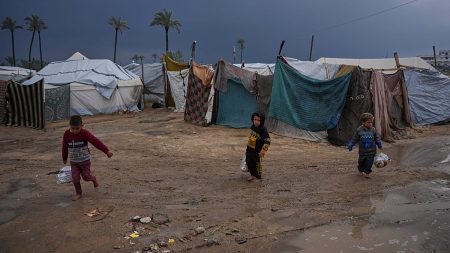 مع اقتراب موسم الأمطار.. منظمة الصحة العالمية تحذر من ازدياد المخاطر الصحية في غزة