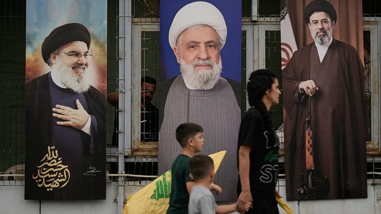 خامنئي يشيد بحزب الله ويتوعد “أعداء إيران”: قريباً سيخلو بحر العرب منهم