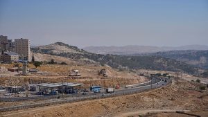 رغم التحذيرات من تقويض حل الدولتين.. إسرائيل تمضي قدمًا في مشروع استيطاني ضخم بمنطقة “E1”