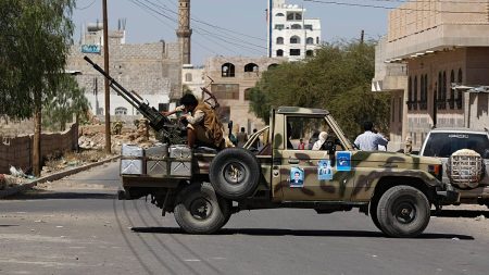 تحسبًا لهجمات الحوثيين.. الدفاع المدني السعودي يطلق “إنذارًا بالخطر” في 3 مناطق جنوب المملكة
