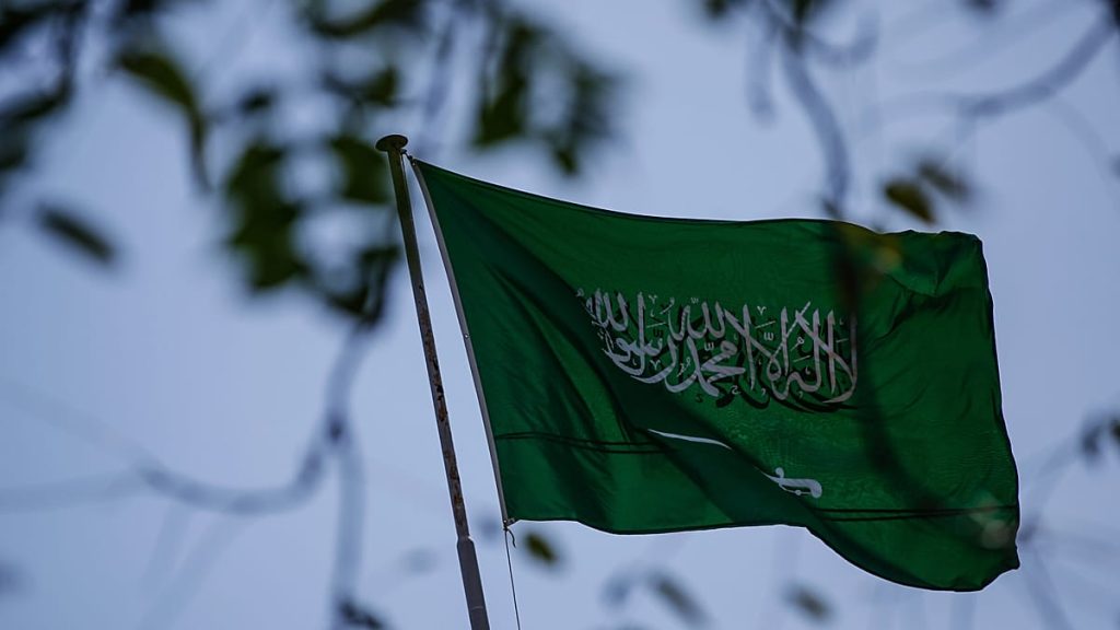بعد دخان وانفجارات قرب مطار الرياض.. الحوثيون يعلنون استهداف “أهداف حساسة” في العاصمة