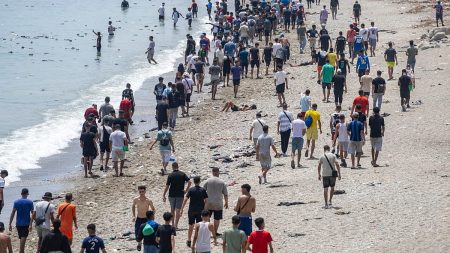 سبتة وتحدي الهجرة.. 2100 قاصر و11 ألف بالغ ما زالوا في المدينة