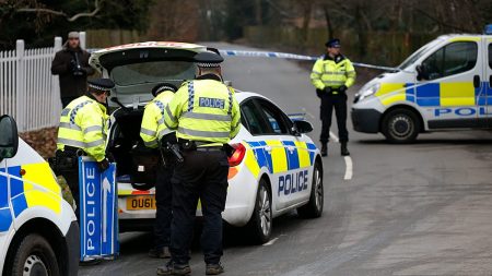 استنفار قرب قاعدة جوية أمريكية في بريطانيا.. اعتقالات في قضايا متفجرات وإجلاء سكان من المنطقة