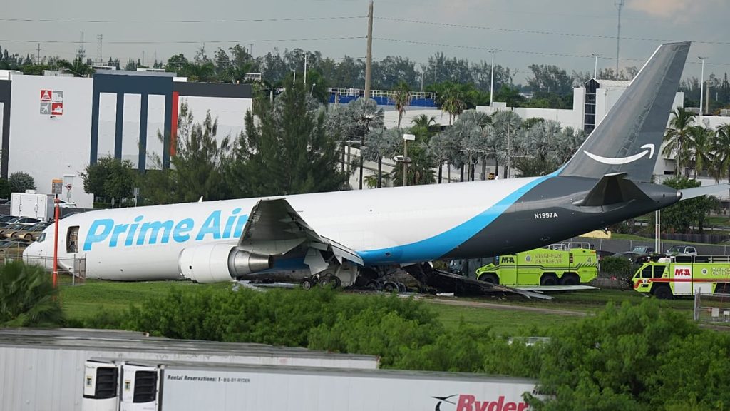 فيديو. دخان كثيف ونيران بعد تجاوز طائرة شحن “أمازون” المدرج في ميامي