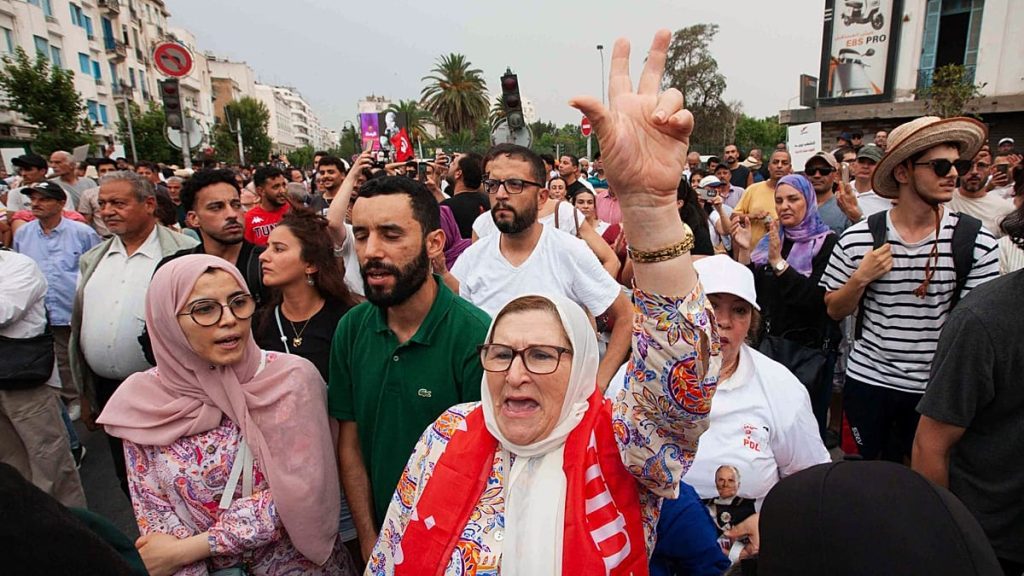 سجون تونس.. اكتظاظ وتأخر في الإبلاغ عن الوفيات وحقوقيون يتحدثون عن “أزمة إنسانية وأخلاقية”