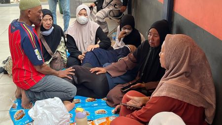 فيديو. إندونيسيا تسابق الزمن للعثور على 129 مفقودا بعد انقلاب عبارة في بحر جاوة
