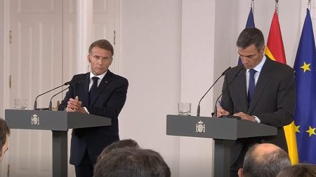 رغم تعثّر معاهدة الصداقة.. سانشيز وماكرون يؤكدان متانة العلاقات ويدعوان إلى “الوحدة الأوروبية”