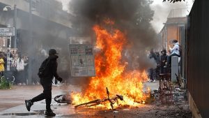 طلاب ثانويون يشعلون مواجهات في فرنسا.. حاويات مشتعلة ومقذوفات ضد الشرطة