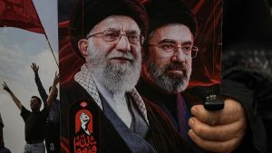 “لنرَ من يرمش أولاً”.. إيران تنتظر رد واشنطن اليوم وخامنئي يضع شروط إعادة فتح هرمز