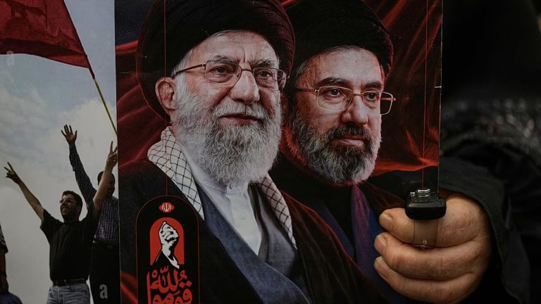 “لنرَ من يرمش أولاً”.. إيران تنتظر رد واشنطن اليوم وخامنئي يضع شروط إعادة فتح هرمز