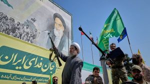 مئات الآلاف في شوارع طهران لاستعراض الجاهزية.. كتائب قتالية ومسيّرات في مناورة “فدائيو إيران”