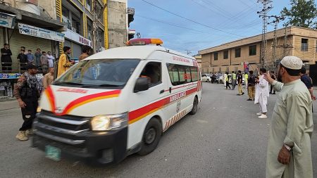 11 قتيلاً ونحو 30 جريحاً بهجوم انتحاري شمال غربي باكستان.. و”طالبان باكستان” تتبنّى