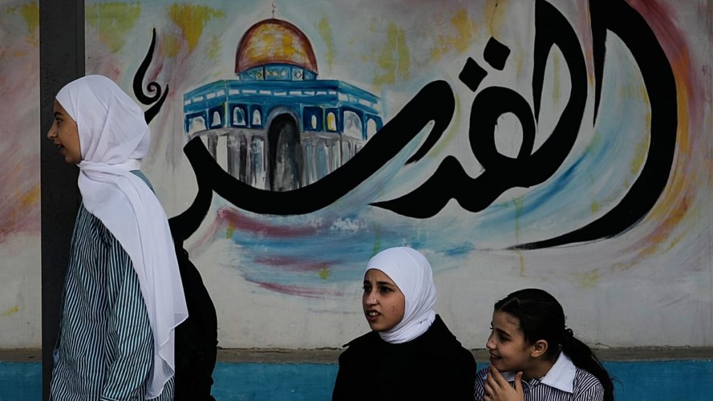 بتهمة “التحريض” على خلفية تقديم العزاء.. بدء محاكمة الشيخ عكرمة صبري في القدس
