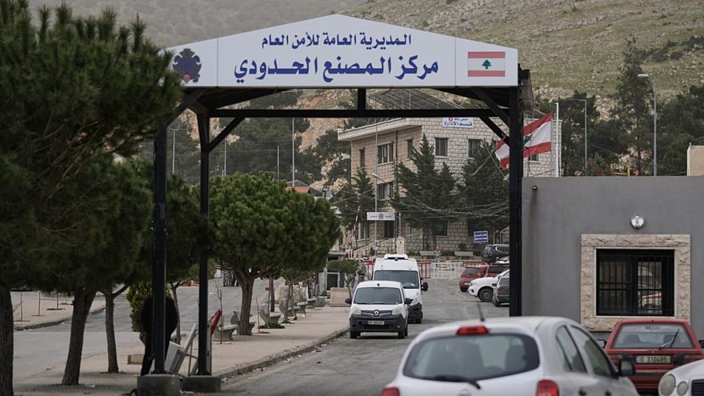 114 كيلومتراً بمئات الدولارات.. يورونيوز تكشف كواليس تحكّم السماسرة والشركات بعبور السوريين إلى لبنان