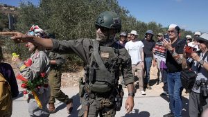 الجيش الإسرائيلي يعتقل فلسطينيين في الضفة.. وحصار المستوطنين يفاقم معاناة 3 عائلات في نابلس