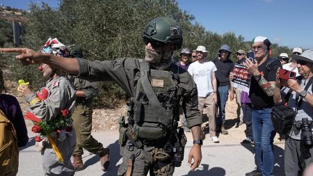 الجيش الإسرائيلي يعتقل فلسطينيين في الضفة.. وحصار المستوطنين يفاقم معاناة 3 عائلات في نابلس