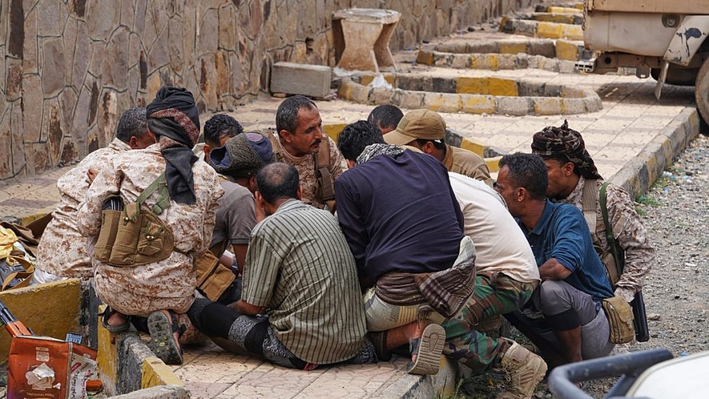فيديو. ٧ قتلى وعشرات الجرحى في غارة سعودية على سوق في اليمن