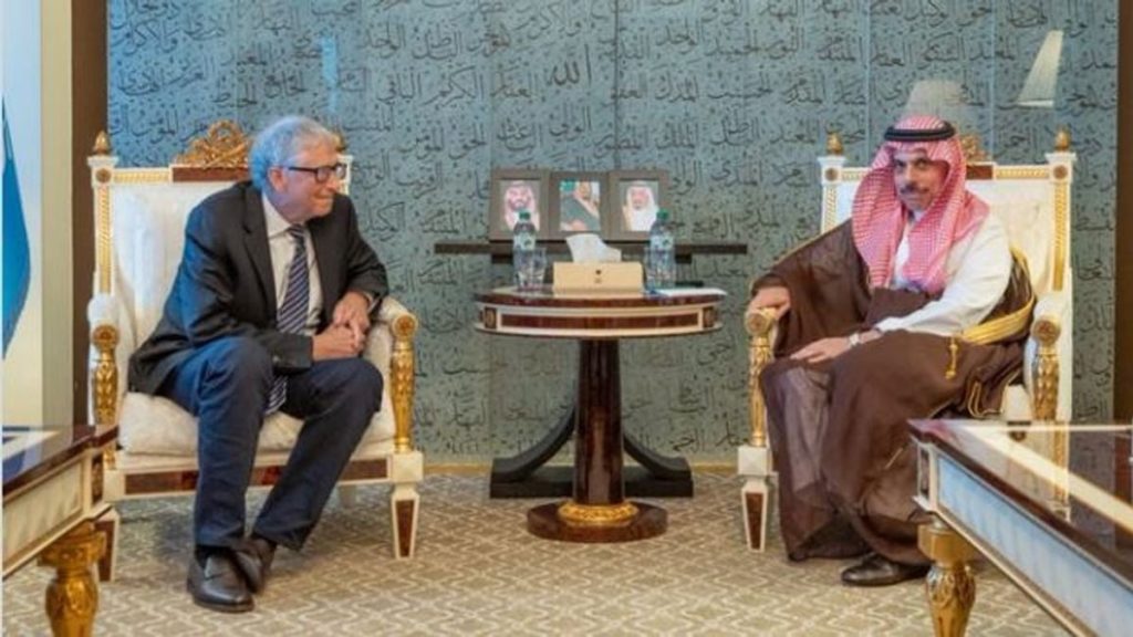 بن فرحان يبحث مع بيل جيتس فرص التعاون في مجالات الابتكار والتقنيات الحديثة