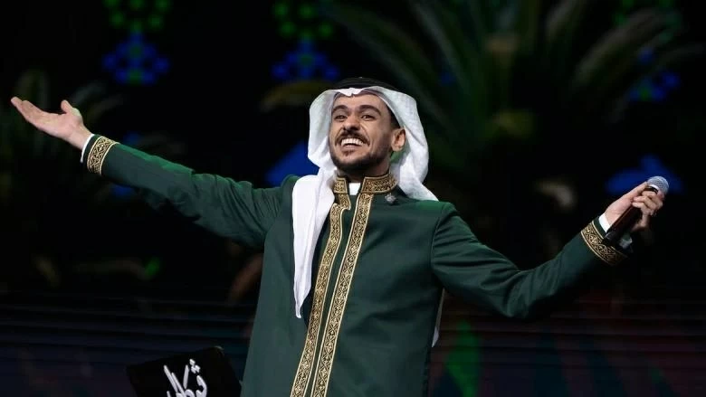 بعد عقد قرانه.. الفنان عايض يغني مع جمهوره في الرياض «طاب ليلك ياعريس» – أخبار السعودية