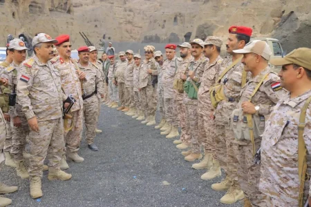 تصعيد الحوثيين في الساحل الغربي: تفاصيل الهجوم الصاروخي الأخير