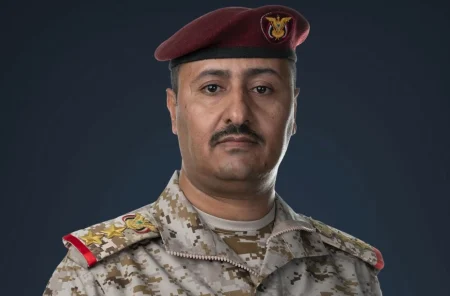 القوات المسلحة اليمنية تضرب الحوثيين بمعسكر اللبنات