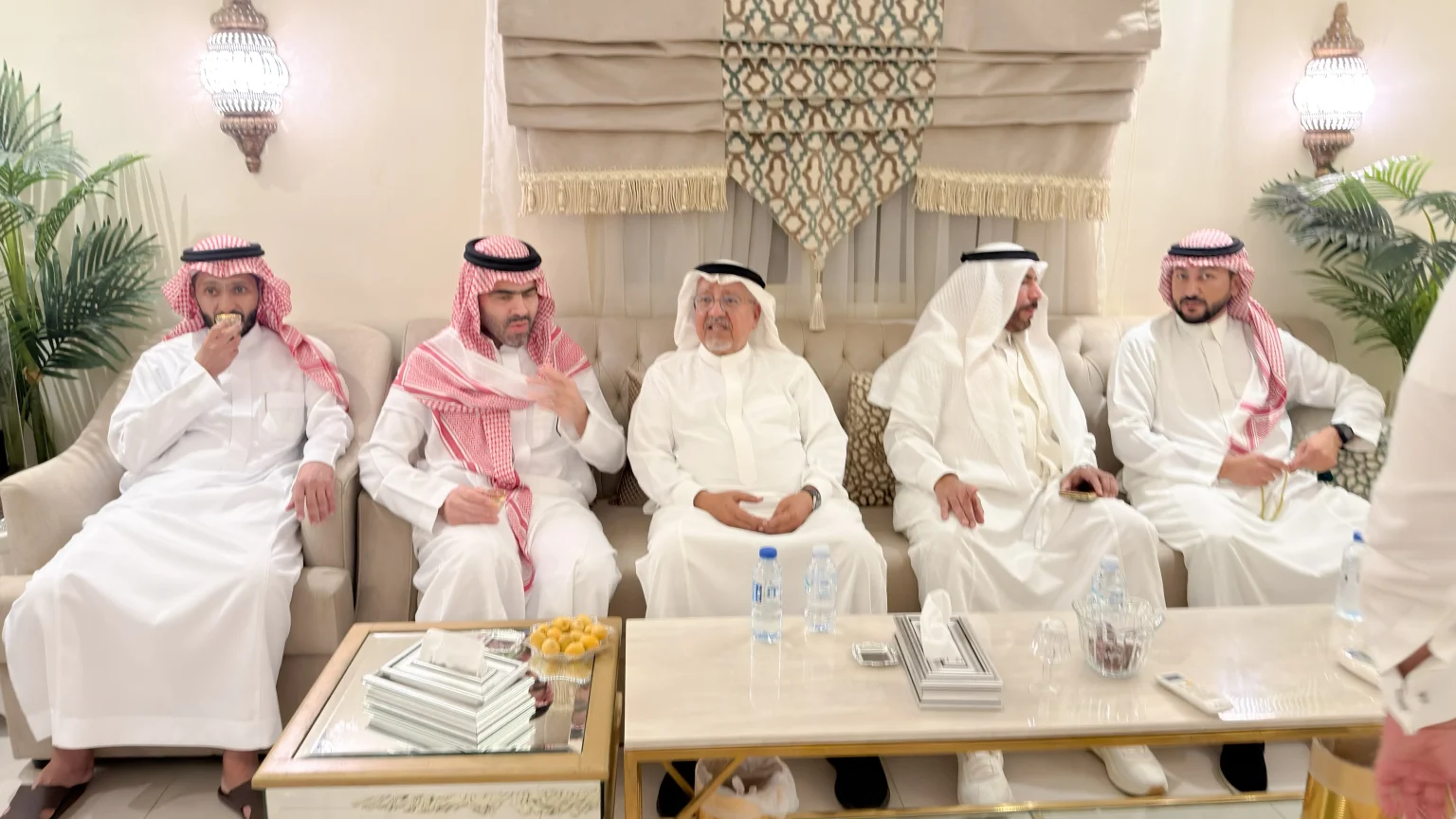 سلطان وعبدالعزيز بن ممدوح يواسيان أسرة الرضوان فقيدها – أخبار السعودية