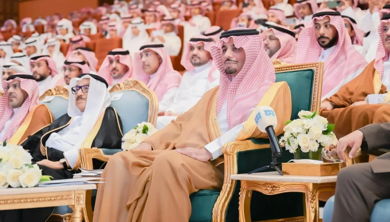نائب أمير المنطقة يكرّم 576 طالباً وطالبة من المتميزين – أخبار السعودية