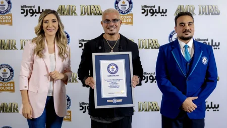 سر استمرار عمرو دياب في الصدارة وإنجازه التاريخي الجديد