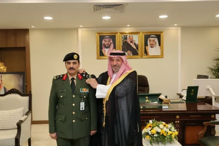 أمير نجران يقلّد مدير السجون رتبته الجديدة – أخبار السعودية