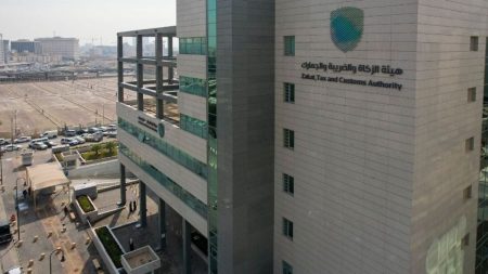 هل يلزم التسجيل بالقيمة المضافة في حال عدم تجاوز الدخل 200 ألف ريال؟ "الزكاة والجمارك" تجيب