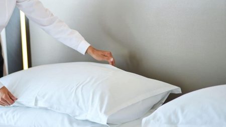لهذه الأسباب تظهر البقع الصفراء على الوسادة.. إليك كيفية الوقاية منها
