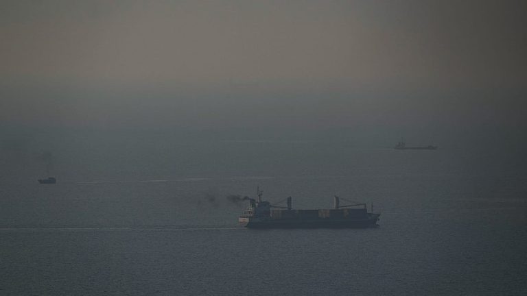 إيران تلوّح بضرب شريان الاتصالات في الخليج.. رويترز: تهديدات باستهداف كابلات الإنترنت ومنع إصلاحها