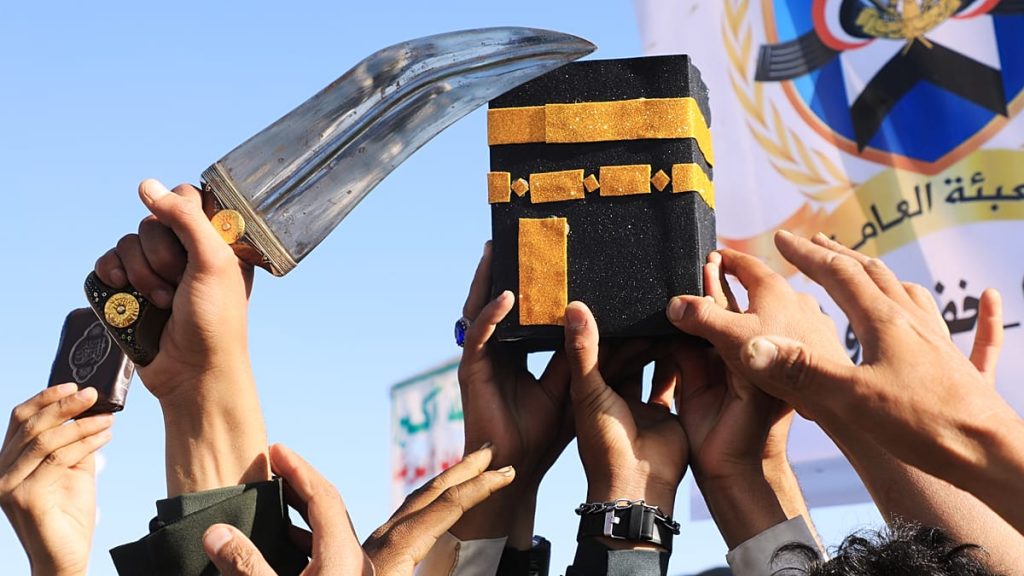 “الحوثيون” يستهدفون القصر الرئاسي في عدن.. والتحالف يعلن تدمير 127 مخزن أسلحة للجماعة