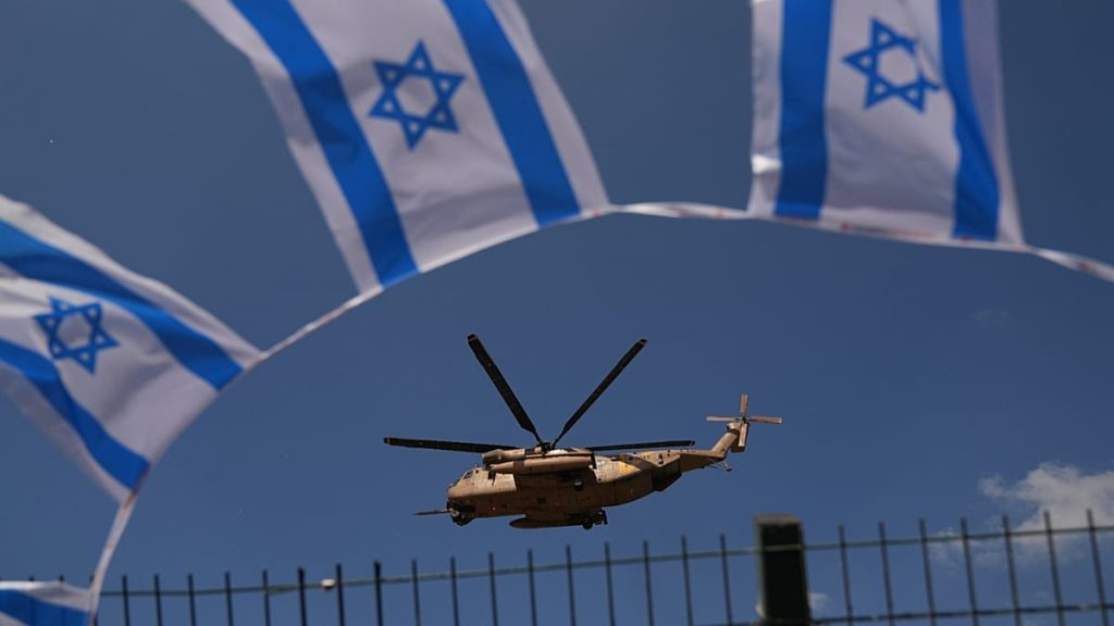 إسرائيل تموّل صفقة “أباتشي” من مخصصات فلسطينيي الداخل.. ماذا وراء القرار المثير للجدل؟