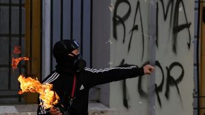فيديو. شرطة ألبانيا تشتبك مع محتجين في تيرانا مع دخول الاضطرابات يومها السادس