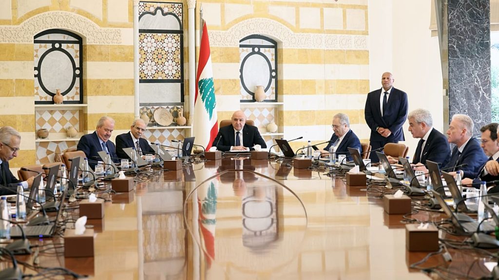 شاحنة متفجرات “حزب الله” على طاولة الحكومة.. خلاف على الإحالة إلى المجلس العدلي وتمسّك بحصرية السلاح