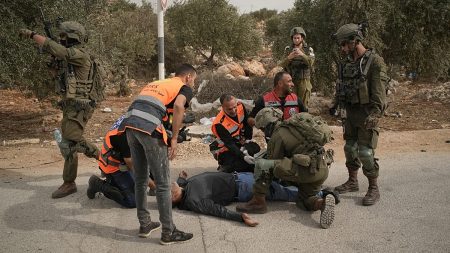 “تعرّضت للركل مرارًا”.. تفاصيل اعتداء مستوطنين على مصوّرة أميركية في الضفة الغربية