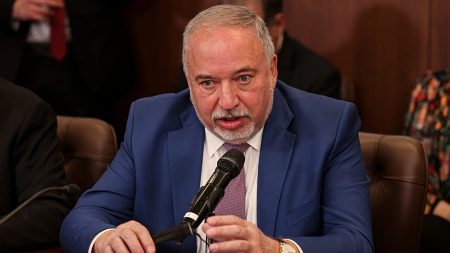 ليبرمان يحمّل نتنياهو مسؤولية العزلة الدولية لإسرائيل.. ويدعو إلى التجنيد الإلزامي الشامل