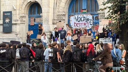 احتجاجات الطلاب في فرنسا: عنف وحرائق ومواجهات.. والحكومة تتهم “فرنسا الأبية” بتنظيم التحركات