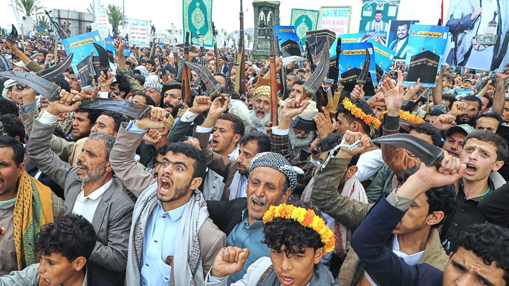 تصعيد في اليمن.. غارات مكثفة ومواجهات محتدمة تعيد تعز إلى واجهة الحرب