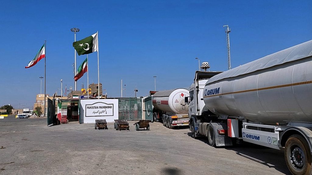آلاف الشاحنات عالقة بين إيران وباكستان رغم استئناف التجارة جزئيًا.. ما السبب؟