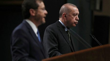 نتنياهو يأمر بإعداد قضية قانونية ضد أردوغان.. صراع إسرائيل وتركيا يتمدد من سوريا إلى باب المندب