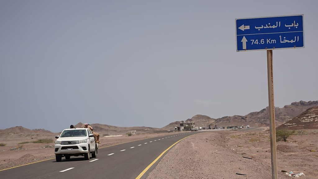 اشتباكات عنيفة في باب المندب.. هجوم بري كبير بدعم سعودي لاستعادة المضيق من الحوثيين