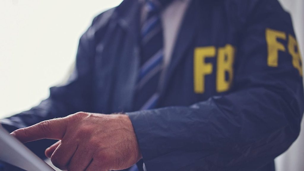 من التنصّت إلى التجسس الاقتصادي.. الـFBI يوسّع تحقيقاته في قضية مهندس “أوبن إيه آي” السابق