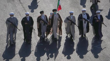 إيران تستعد لرد أوسع على أي هجوم أمريكي وتنفي صلتها بمخطط لاستهداف قاعدة في بريطانيا