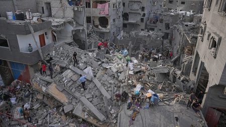 شتاء قاسٍ يهدد نحو مليوني فلسطيني في غزة.. تحذيرات من فيضانات وانهيار مبانٍ ونقص في المساعدات