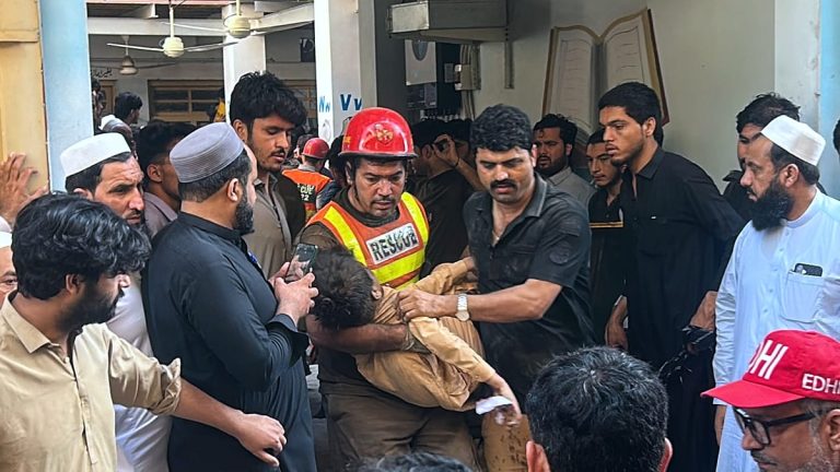 فيديو. باكستان: فصول مدرسية تتحول لأنقاض في كارثة مميتة ومقتل ٣٢ تلميذا