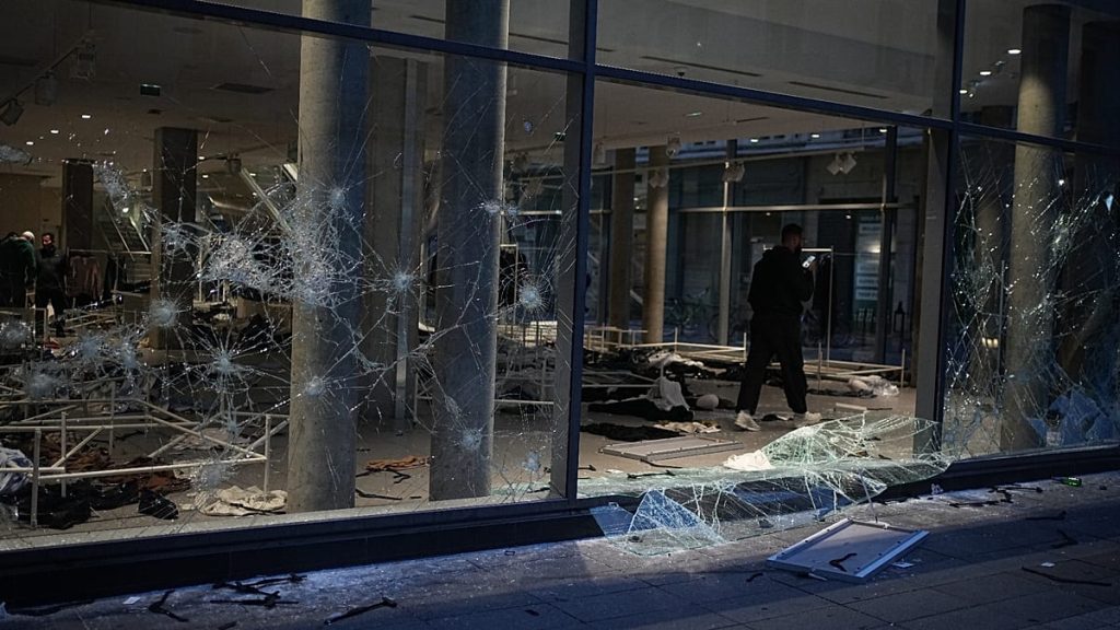 فيديو. ليون تستيقظ على مشاهد دمار واسع بعد احتجاجات عنيفة ليل السبت