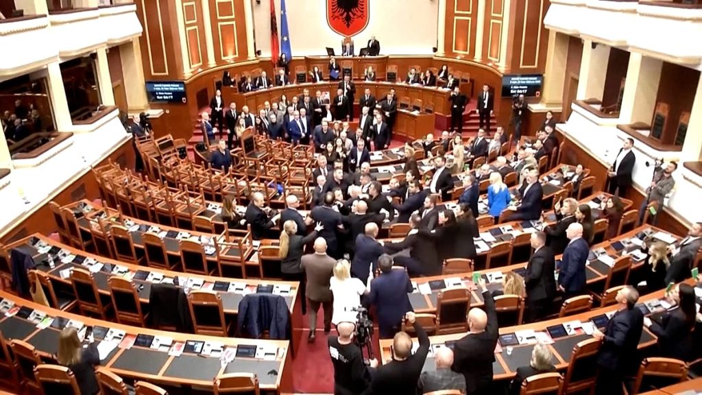 فيديو. ألبانيا.. فوضى داخل البرلمان إثر اشتباكات بين النواب بشأن الاحتجاجات