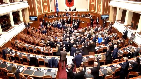 فيديو. ألبانيا.. فوضى داخل البرلمان إثر اشتباكات بين النواب بشأن الاحتجاجات